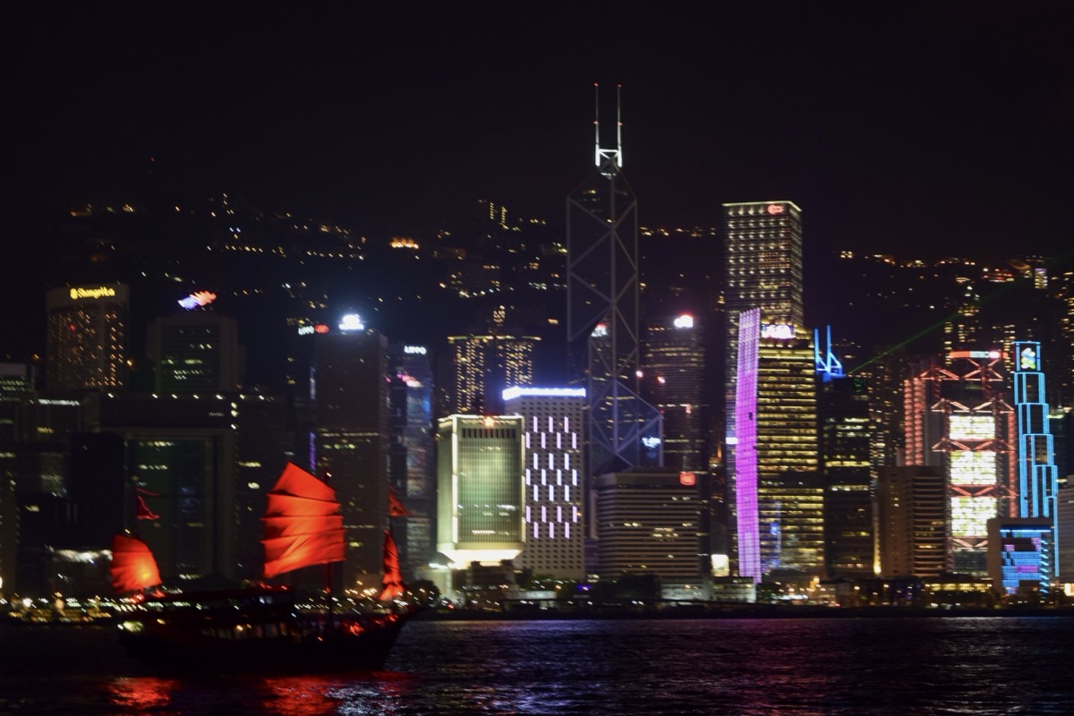 Jonque traditionnelle Aqua Luna dans la baie de Hong Kong